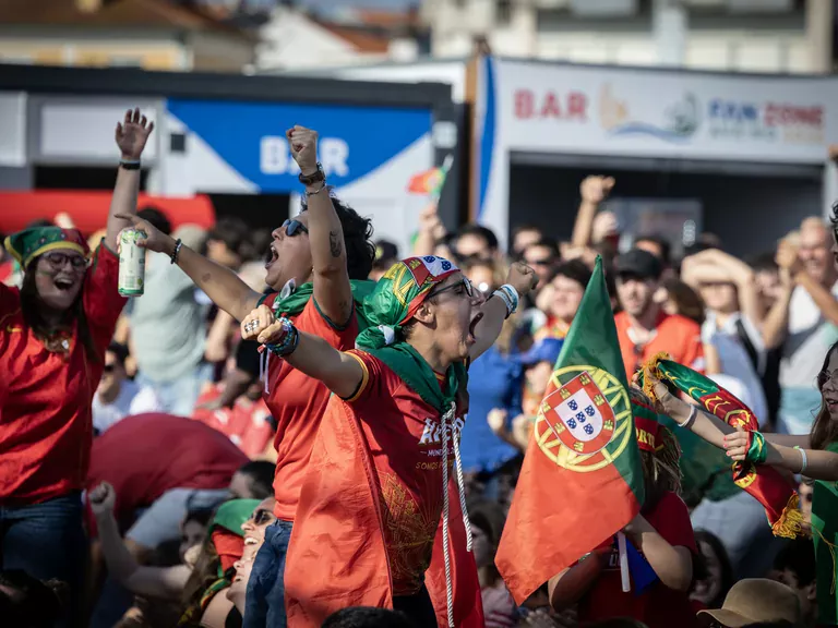 Fans celebrating at Fan Zone Aveiro 2026