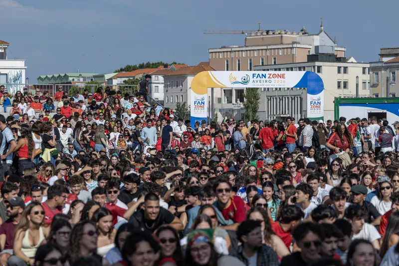 Crowd at Fan Zone Aveiro 2026 by the entrance arch at Largo do Rossio during the opening